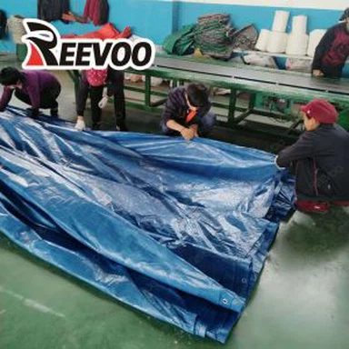 A kék ponyva nagy sűrűségű HDPE szövetet takar